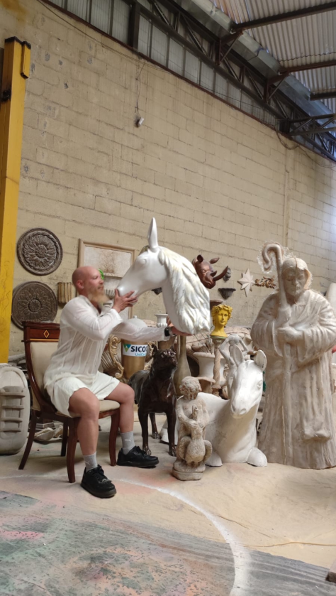Lançamento de produto com escultura temática